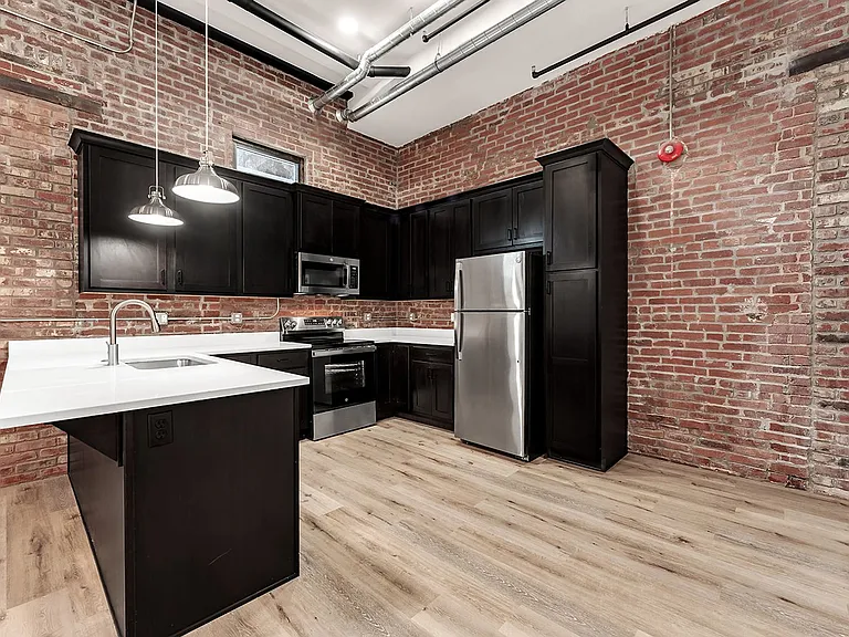235 N Market Ave — Photo 22