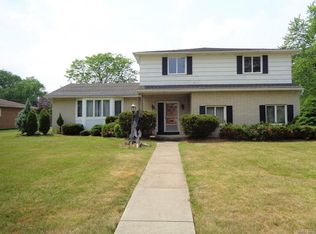 285 Macarthur Dr, Williamsville, NY 14221