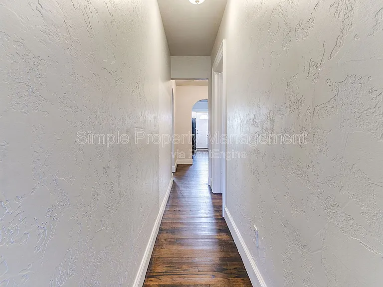 946 East Dr — Photo 4