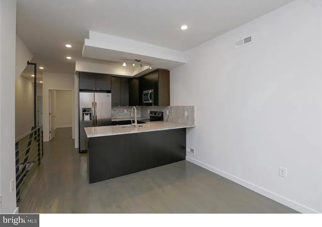 3 bed, 2.0 bath, 1289 sqft, $3,000 — Photo 3