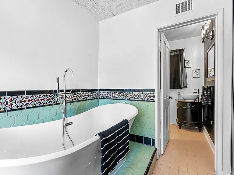 Waveview Dr — Photo 14