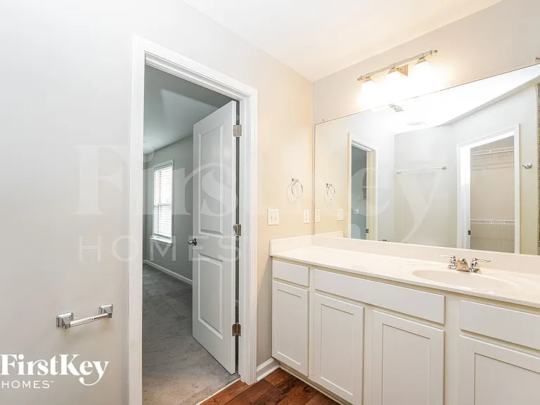 1035 Sutherland Dr — Photo 12