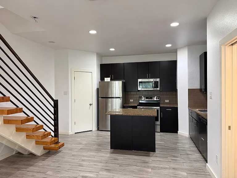 913 Ogden St — Photo 5