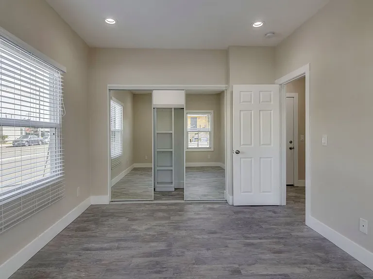 Commercial Suites — Photo 9