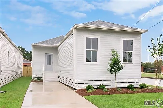 3 bed, 2.0 bath, 1368 sqft, $2,300 — Photo 1