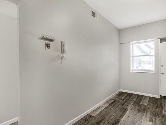 3rd image of 5523 Pershing Ave APT 22