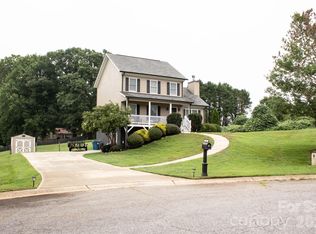 1688 Buffett Cir, Hickory, NC 28602