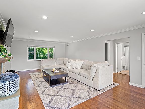 3rd image of 19 Pleasant Dr