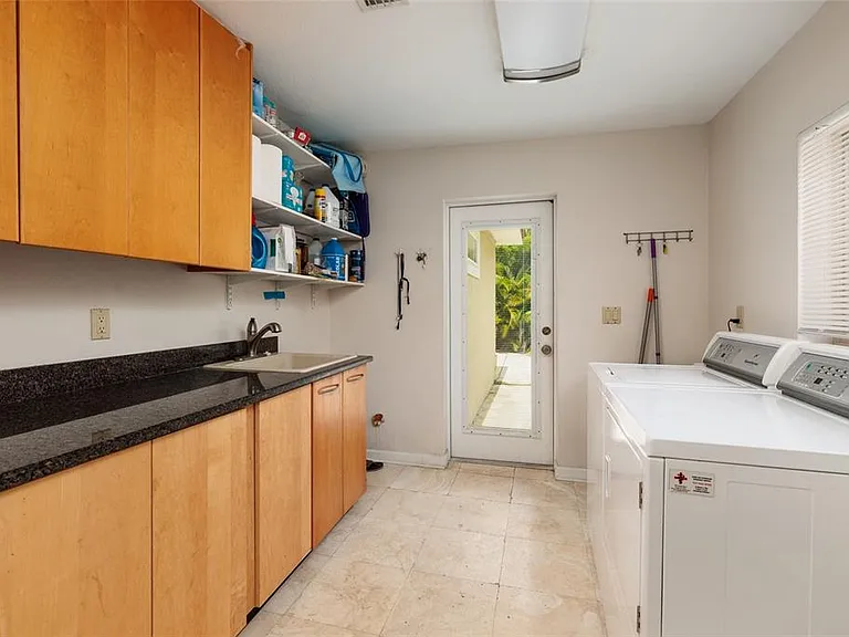 300 Brightwaters Blvd NE — Photo 16