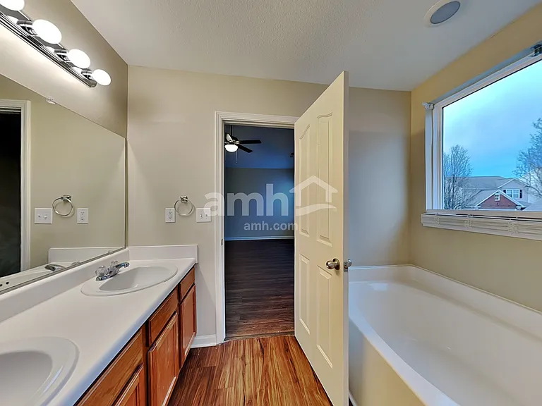 412 Galesburg Dr — Photo 10
