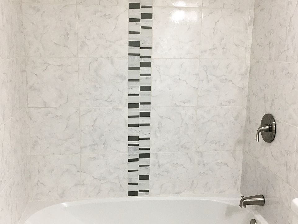 Upstairs master / hall bath