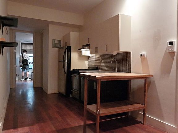 4th image of 246 Stanhope St #2B