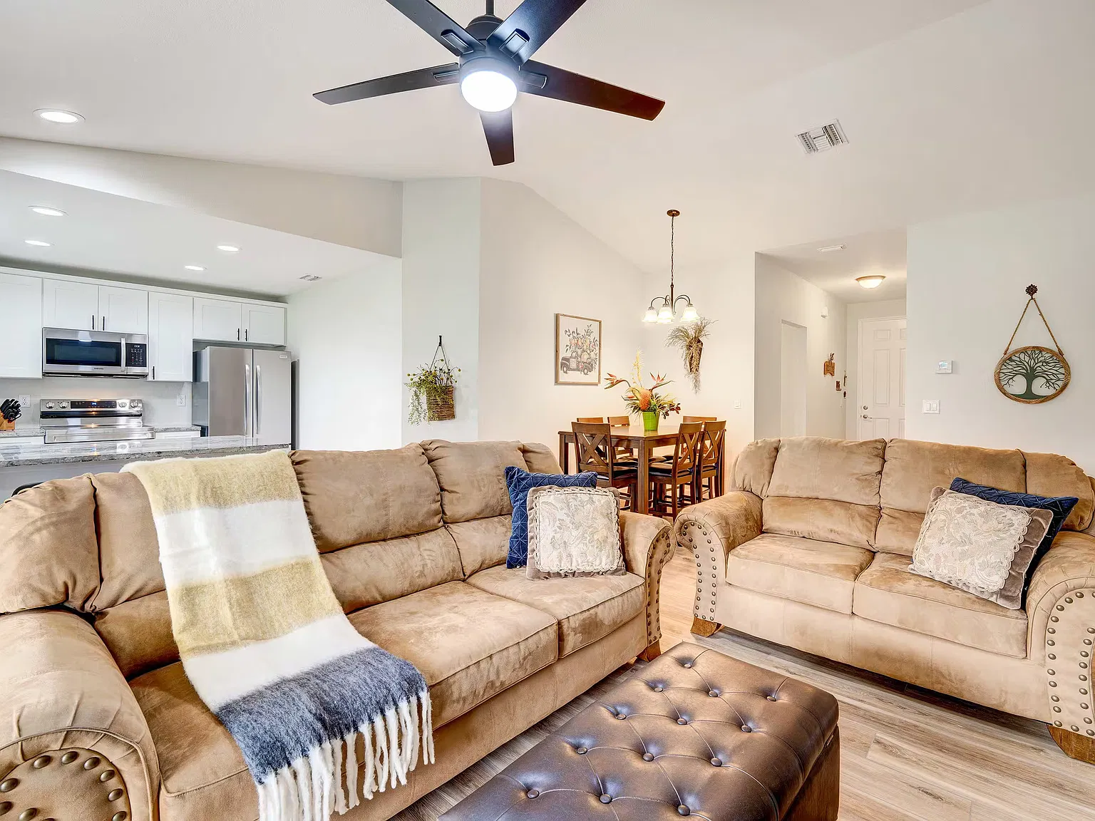 3 bed, 1368 sqft, $1,900 — Photo 2