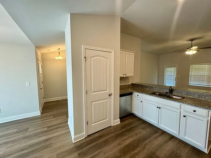 272 Abercorn Dr — Photo 8