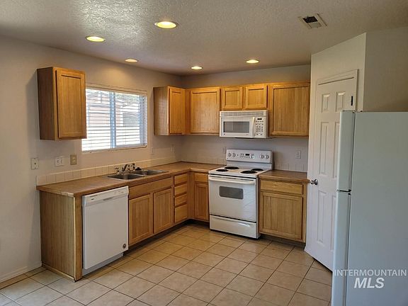 2nd image of 208 Parkmont Way