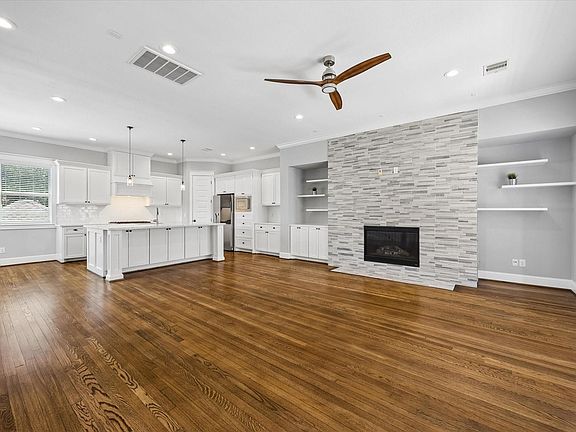 3rd image of 415 W 16th St Unit D