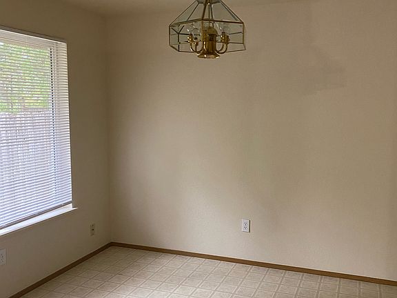 4th image of 73 E Pine Park Ln