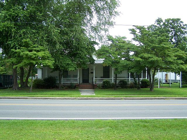 1st image of 211 E Railroad St