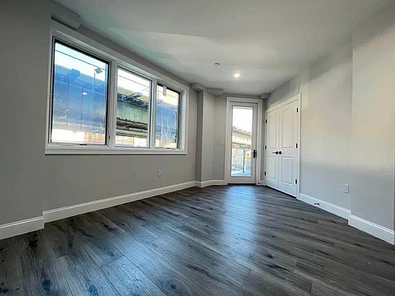 5th image of 131 Stanhope St #3