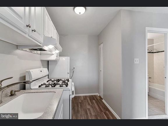 5th image of 202 Park Terrace Ct SE APT 22