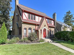 7926 Hillcrest Dr, Wauwatosa, WI 53213