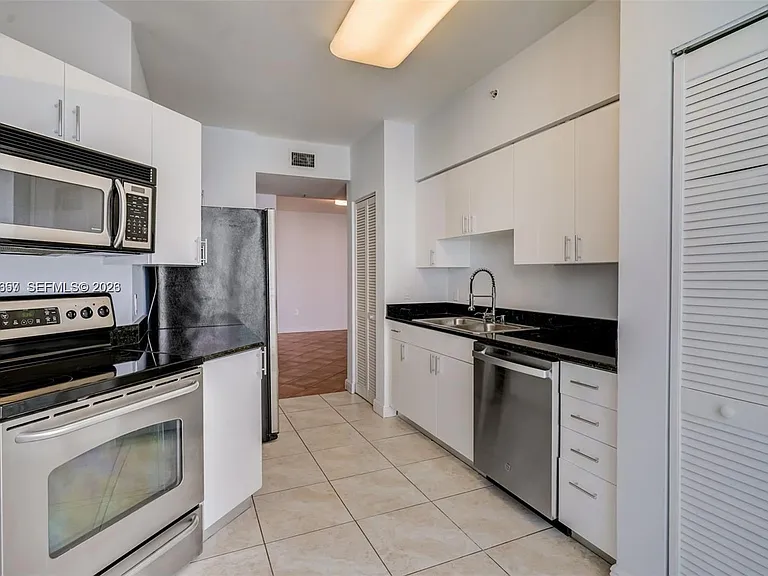 2425 SW 27th Ave #806 — Photo 14