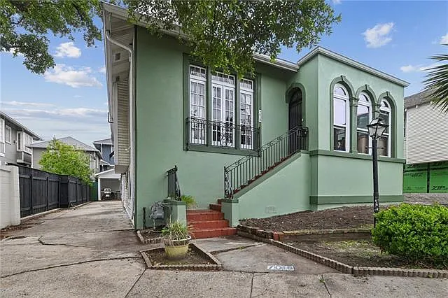 7018 S Claiborne Ave — Photo 2