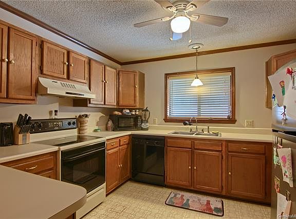 5th image of 7 Lake Dr APT C4