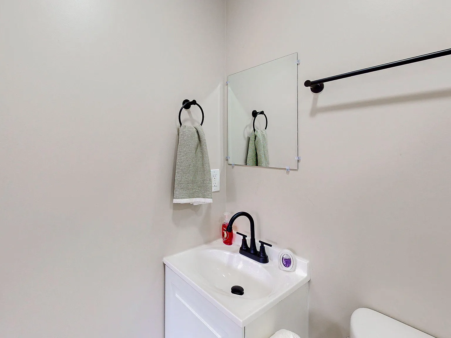 4 bed, 7.0 bath, 2047 sqft, $983 — Photo 2