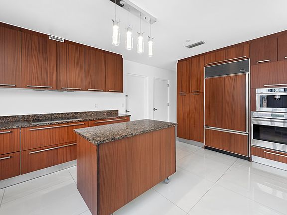 3rd image of 15901 Collins Ave APT 506