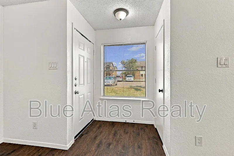 2 bed, 2.0 bath, 900 sqft, $1,225 — Photo 2