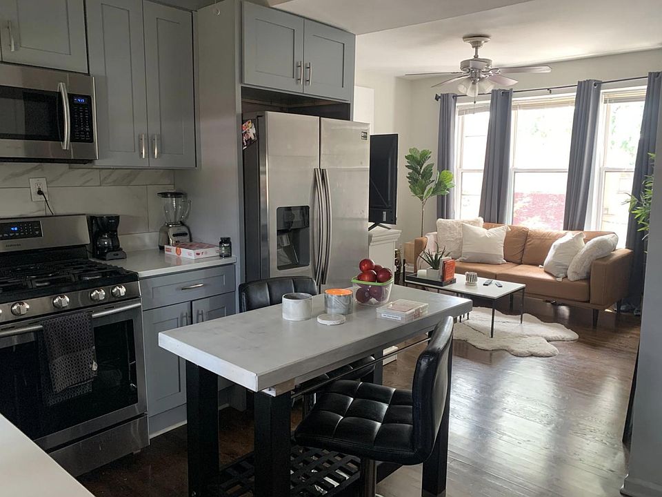 Beautiful Living Room/Kitchen