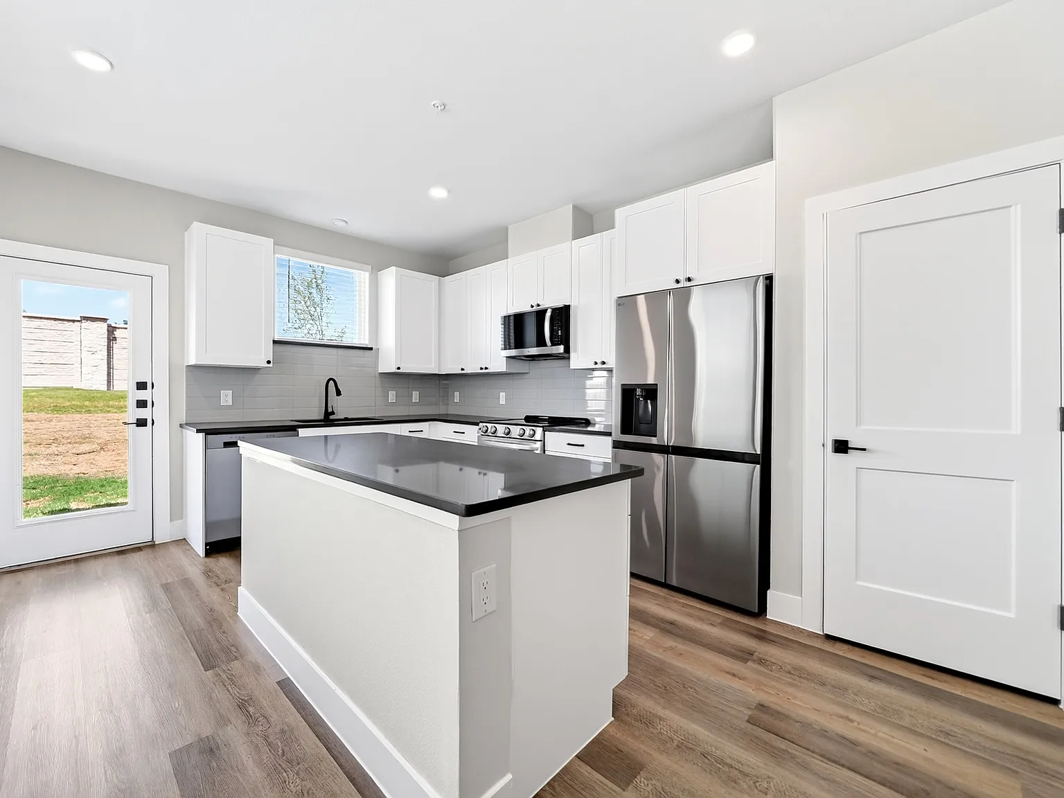4 bed, 2.5 bath, 2077 sqft, $3,090 — Photo 4