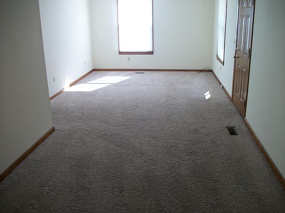 4th image of 706 Castle Heights Ave APT B