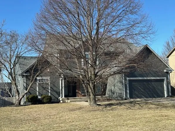 5002 Woodsonia Dr, Shawnee, KS 66226