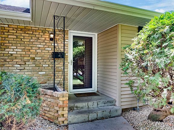 3rd image of 6925 Hillcrest Ln