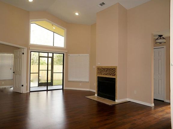 2nd image of 109 Lakebreeze Cir