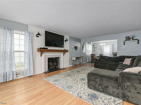3rd image of 20339 Mercedes Ave