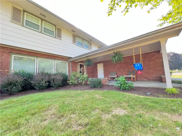 2502 Marie Dr, New Castle, PA 16105