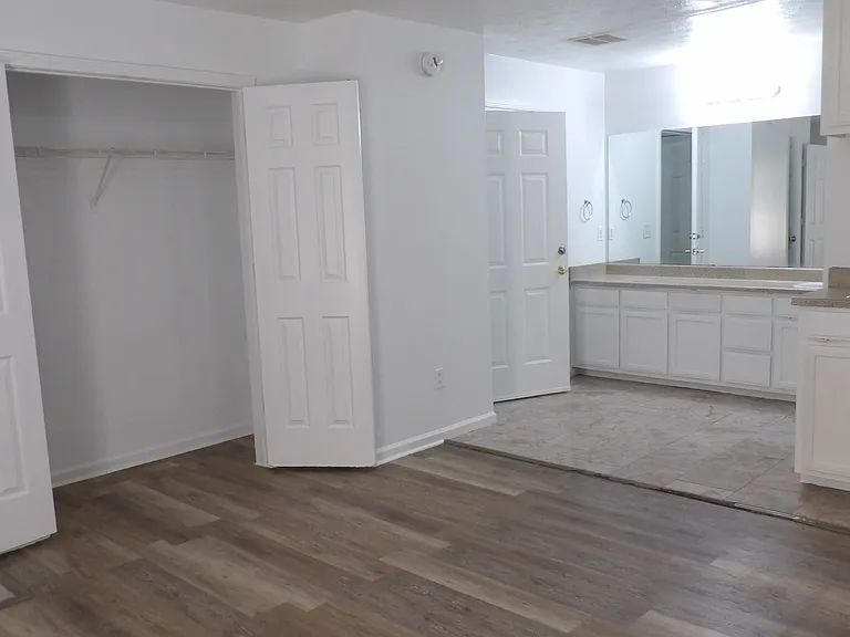 College Pointe Apartments — Photo 29