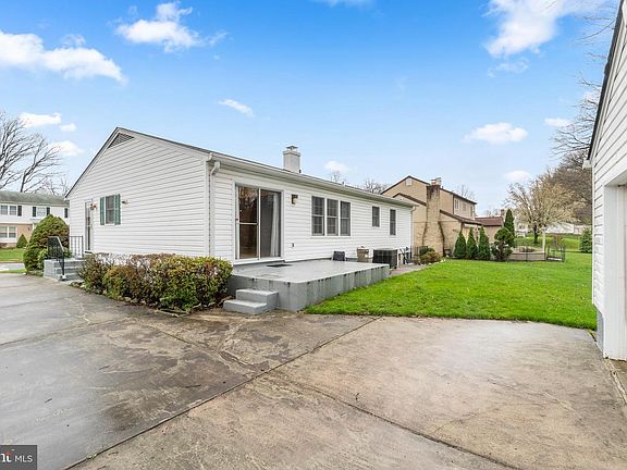 4th image of 1131 Pleasant Valley Dr