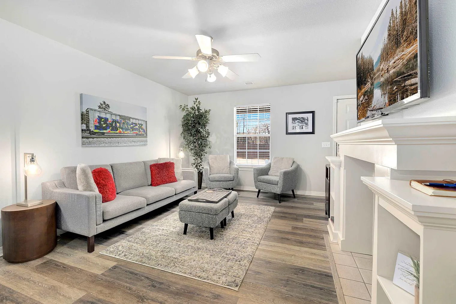 2 bed, 1.0 bath, 904 sqft, $3,302 — Photo 1