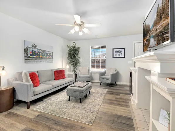 1222 N Iron Horse Dr #Id1221925p, Fayetteville, AR 72703