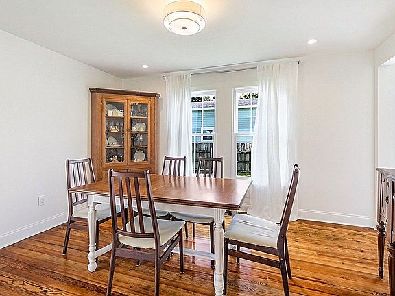 5th image of 441 Papworth Ave