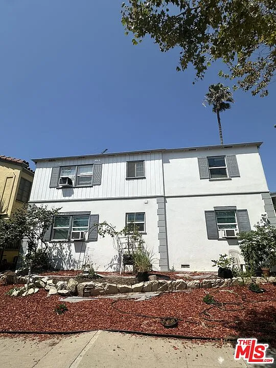 2 bed, 2.0 bath, 6724 sqft, $3,350 — Photo 2