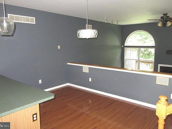 5th image of 5 Thomas Ln N