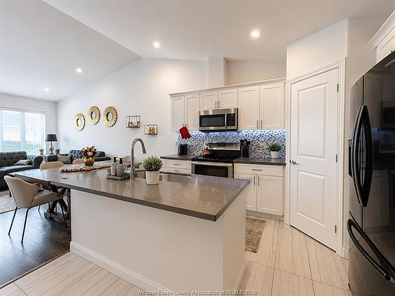 4th image of 3639 Hallee Cres