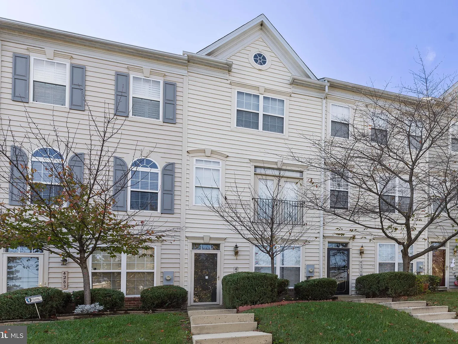 3 bed, 3.5 bath, 1412 sqft, $3,500 — Photo 2