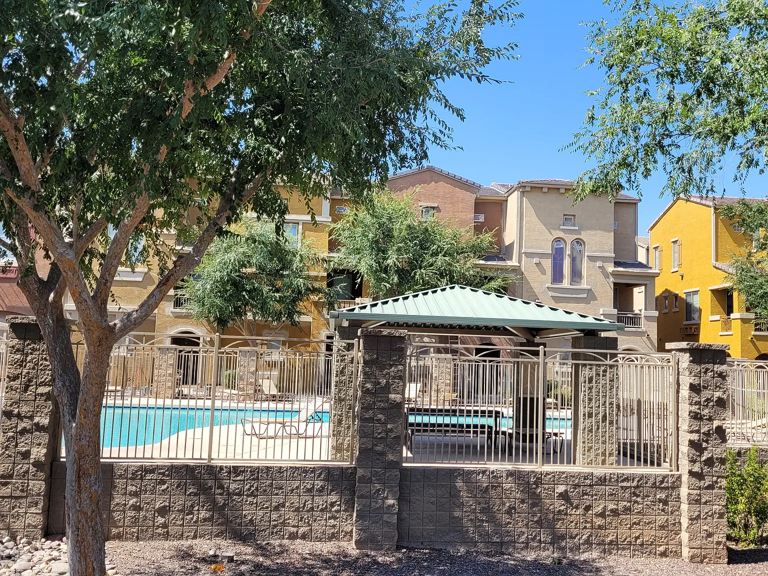 2 bed, 2.5 bath, 1100 sqft, $1,800 — Photo 2
