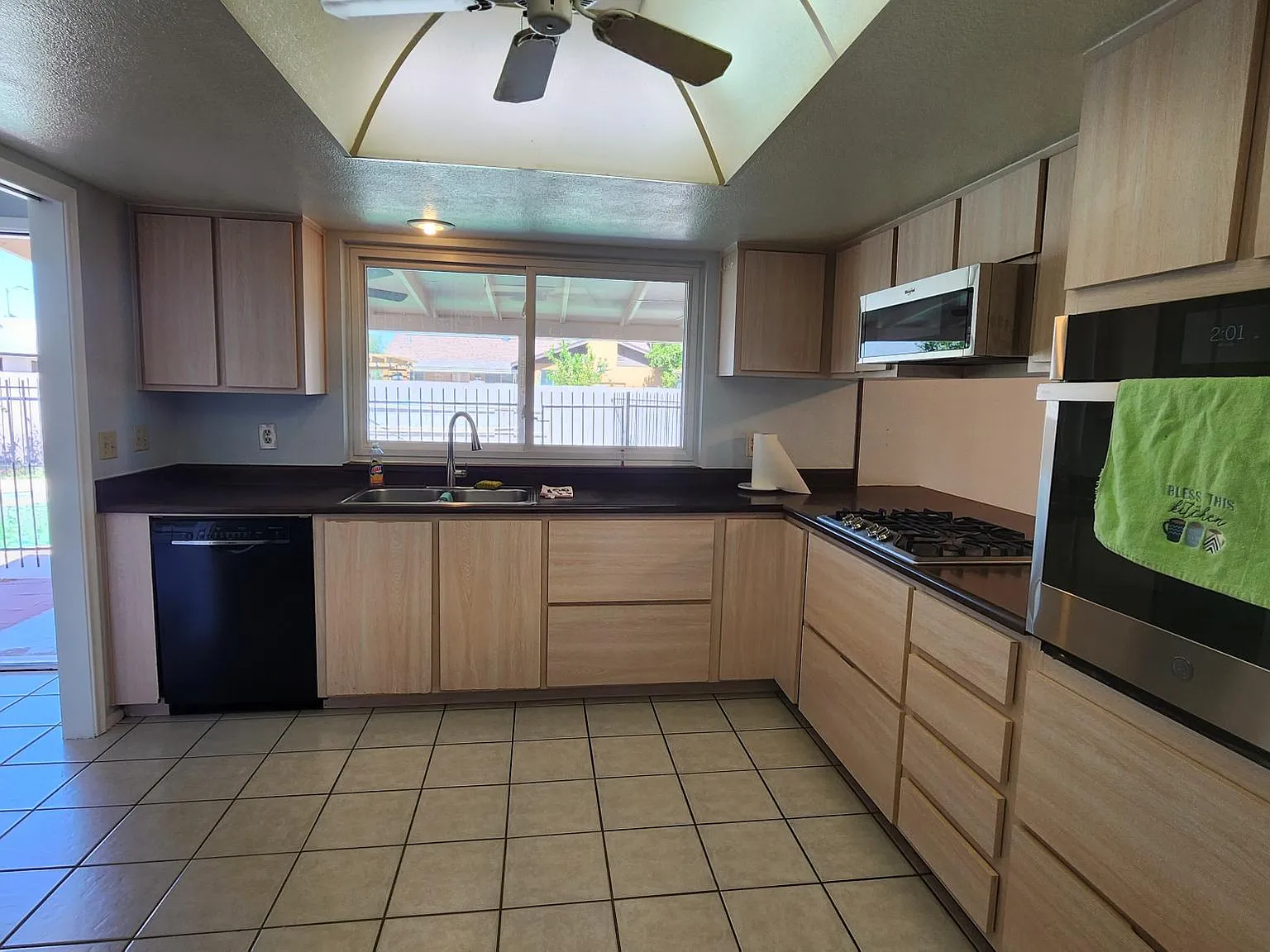3 bed, 1700 sqft, $2,200 — Photo 4